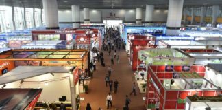 (150415) -- GUANGZHOU, April 15, 2015 (Xinhua) -- People visit the China Import and Export Fair, also known as the Canton Fair, in Guangzhou, capital of south China's Guangdong Province, April 15, 2015. Canton Fair opened its 117th session in Guangdong on Wednesday, attracting 24,713 enterprises from China and abroad. (Xinhua/Liang Xu) (mp)