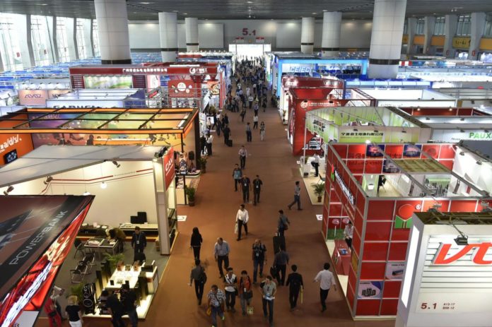 (150415) -- GUANGZHOU, April 15, 2015 (Xinhua) -- People visit the China Import and Export Fair, also known as the Canton Fair, in Guangzhou, capital of south China's Guangdong Province, April 15, 2015. Canton Fair opened its 117th session in Guangdong on Wednesday, attracting 24,713 enterprises from China and abroad. (Xinhua/Liang Xu) (mp)