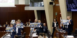 Foto LaPresse - Mourad Balti Touati 02/07/2019 Milano (Ita) - Via Filzi 22 Cronaca Protesta M5S in consiglio regionale sulla situazione trasporto pubblico lombardo Nella foto: la protesta del movimento 5 stelle durante il consiglio regionale