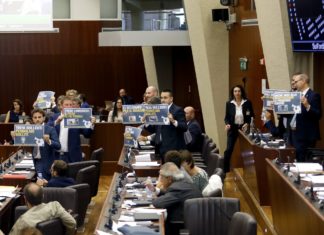 Foto LaPresse - Mourad Balti Touati 02/07/2019 Milano (Ita) - Via Filzi 22 Cronaca Protesta M5S in consiglio regionale sulla situazione trasporto pubblico lombardo Nella foto: la protesta del movimento 5 stelle durante il consiglio regionale