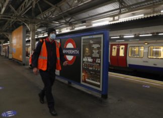 Covid, in Inghilterra allentate le restrizioni, Johnson invita alla cautela