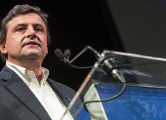 Roma, Calenda: “Dopo 5 anni Raggi si accorge che c’è l’emergenza rifiuti”