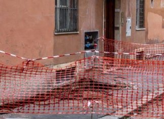 Roma, voragine ai Colli Portuensi: sprofonda in parte un mezzo pesante