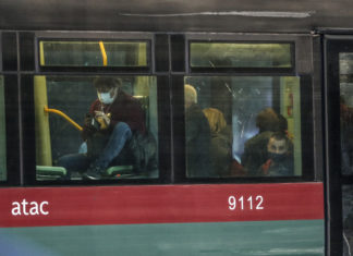 Covid, Nas: 32 casi di positività nei controlli tra bus e metro