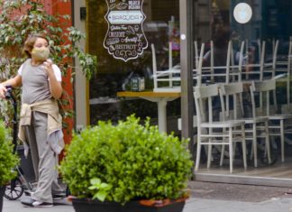 Covid, in Campania orario prolungato per i negozi