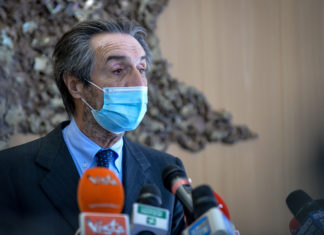 Vaccini, Fontana: “Chiedo un ultimo sforzo ai sanitari”