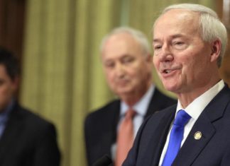 Usa, il governatore dell’Arkansas pone il veto alla legge anti-transgender
