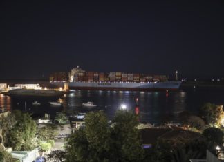 Suez, autorità canale: “Tutte le navi sono passate, ingorgo finito”