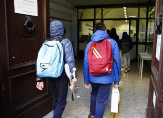 Dl Covid, da domani scuola in presenza, cena all’aperto e spostamenti tra Regioni