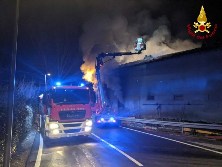 Roma: incendio deposito giudiziario, in fiamme 500 motorini