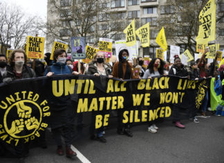 Regno Unito, proteste contro la legge per aumentare il potere alla polizia: 100 arresti
