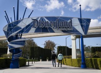 Disneyland in Usa riapre oggi, ma niente abbracci con Topolino