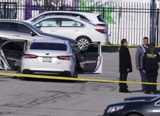 Usa, Casa Bianca: “Inorriditi dalla sparatoria di Indianapolis, bisogna agire subito sulle armi”