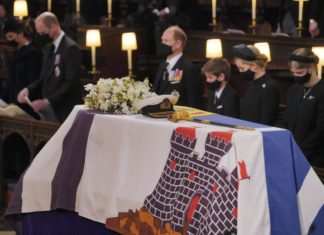 Funerali di Filippo, la regina seduta da sola. La cerimonia termina con ‘God Save The Queen’. William e Harry escono insieme