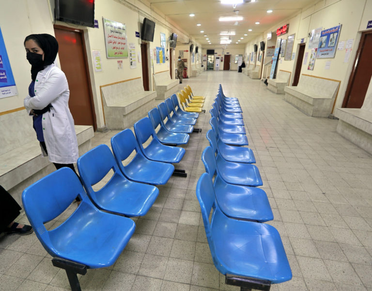 Roma, in attesa di tampone per il ricovero aggredisce i sanitari: denunciato