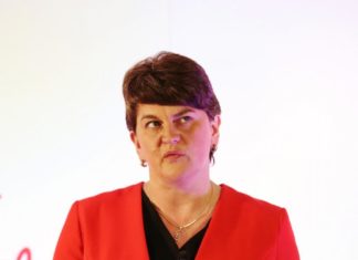 Nord Irlanda, la premier Foster annuncia le dimissioni