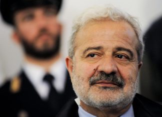 Vaccini, dosi solo ad alcuni dipendenti della regione Calabria: Longo contestato