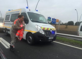 Francia, spari a Parigi: un morto, ferita una guardia di sicurezza