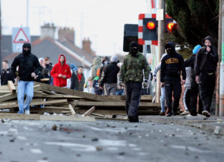 Irlanda del nord, scontri a Belfast: molotov contro la polizia e arresti