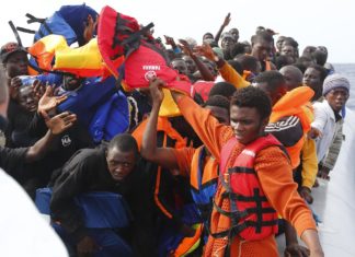 Lecce, sbarco di 37 migranti in barca a vela: ci sono anche 5 bambini