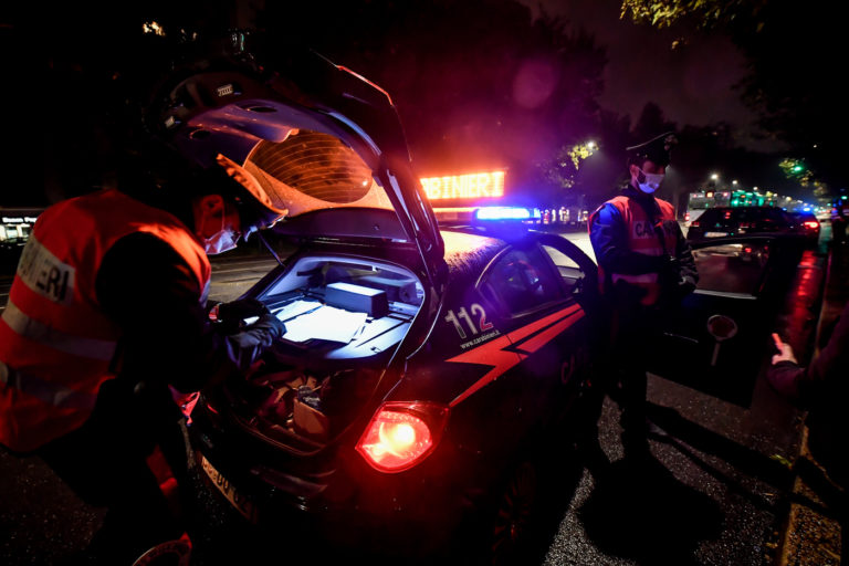 Torino, aggredisce un uomo in strada con un sanpietrino: arrestato