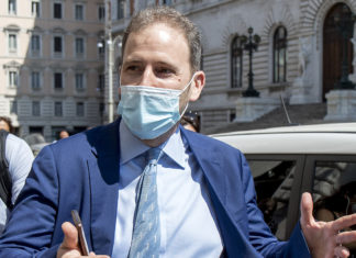 Casaleggio abbatte i 5 Stelle: movimento verticistico, la piattaforma Rousseau non serve