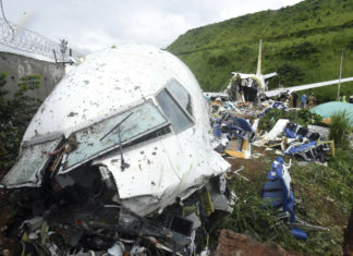 Nepal, aereo caduto: recuperati 17 cadaveri, le ricerche proseguono