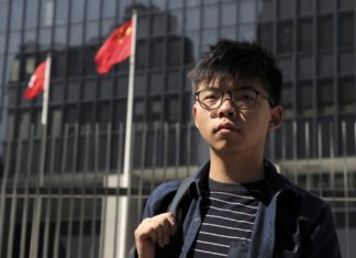 Hong Kong, Joshua Wong condannato a 10 mesi per la veglia a Tienanmen