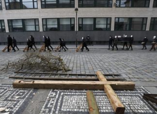 Covid, la Repubblica Ceca allenta le restrizioni e rende omaggio alle vittime