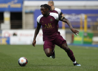 Calcio, Kean distribuisce cibo ai migranti di Parigi: “Scacciare la sofferenza”