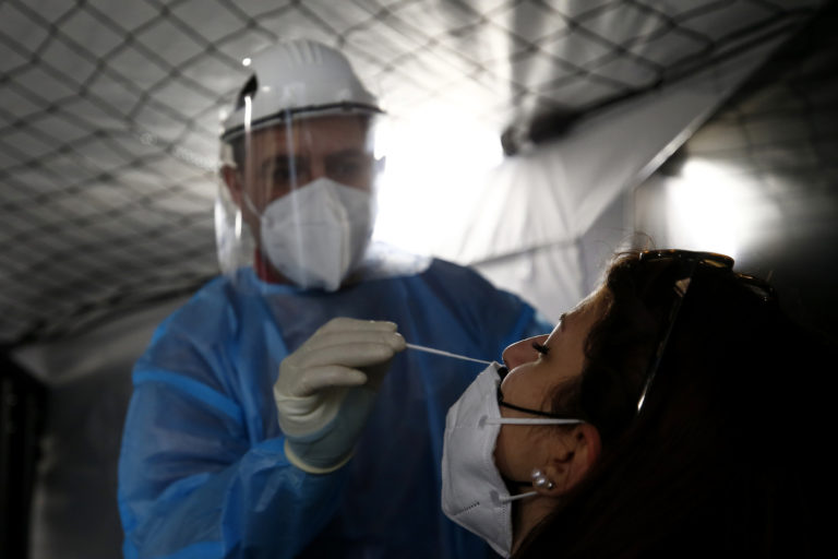 Covid, in Italia 93 vittime, mai così poche da ottobre. Sileri: “Andrà sempre meglio”