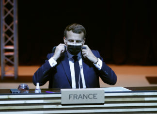 Vaccini, Macron a Usa: “Eliminate la restrizioni sulle esportazioni”