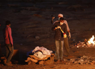 India, decine di cadaveri galleggianti nel fiume Gange