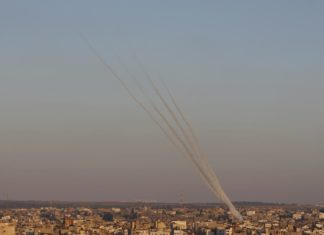 Medioriente, Israele colpisce il palazzo dei media a Gaza