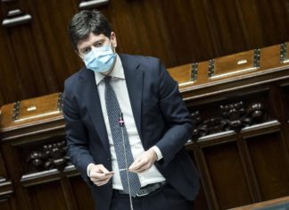 Vaccini, Speranza: “Coordinamento Ue per green pass digitale in arrivo entro il 1 luglio”