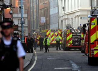 Londra, incendio in palazzo di 19 piani: sul posto 125 pompieri