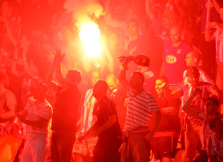 I tifosi dell’Atletico Madrid invadono la piazza per scudetto: un morto e 34 feriti