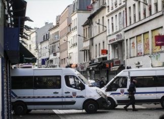 Francia, poliziotta accoltellata: l’assalitore è in fuga