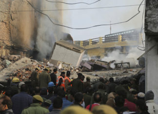 India, crolla un palazzo dopo le forti piogge a Mumbai: 11 morti