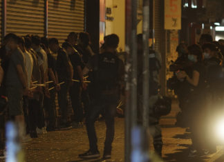 Hong Kong, arrestati cinque dirigenti del quotidiano pro democrazia