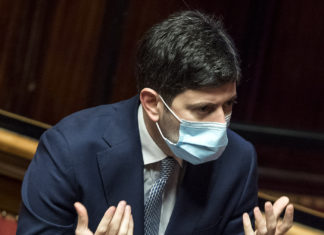 Covid, Speranza: “Con due dosi di vaccino la variante indiana è contenibile”