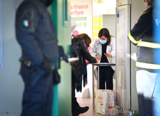 Vaccini, malori e tensioni all’open day di Bologna: intervengono i carabinieri