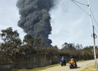 Iran, incendio raffineria Teheran brucia per il 2° giorno, 11 feriti