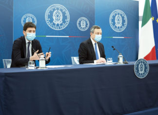 Vaccini, ministero Salute a Regione Campania: “Andare avanti con il mix”