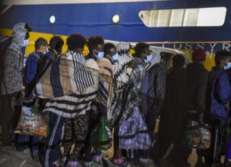 Migranti, a Lampedusa tre nuovi sbarchi: in 300 via dall’hotspot