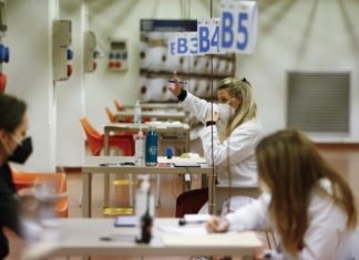 Vaccini, Pregliasco: “Bene gli hub ma ora serve una campagna di prossimità”