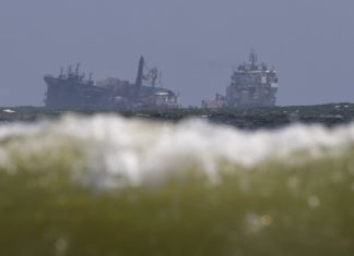 Affonda una nave con carico chimico: disastro ambientale in Sri Lanka