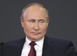 Vaccini, Putin: “Divieti politicamente motivati a siero russo”