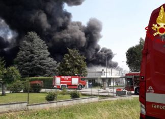 Milano: maxi incendio in fabbrica solventi, squadra Arpa sul posto