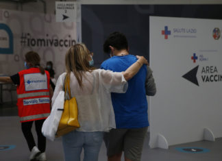 Vaccini, circolare Ministero: ciclo completo protegge da variante Delta